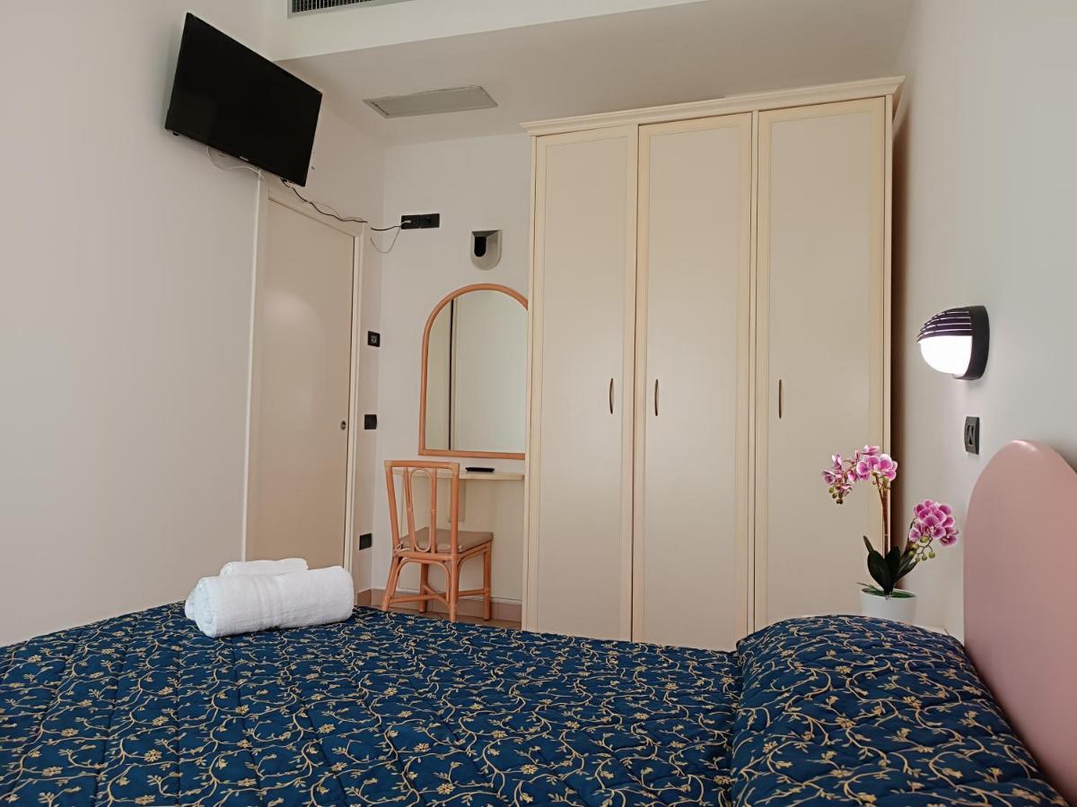 Residence Queen Mary Cattolica Bagian luar foto